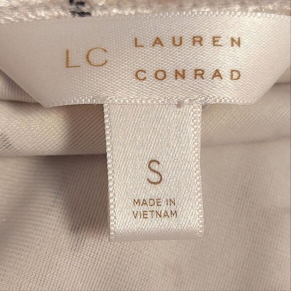 Lauren Conrad LC Pink Red Rosebud Print Short Sleeve Velvet Blouse Small - Picture 8 of 10